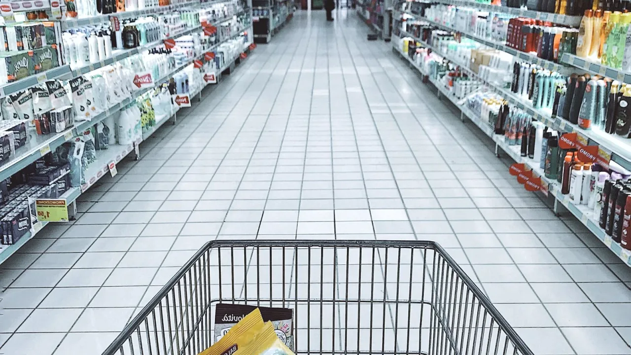 Market rafında temizlik ürünleri