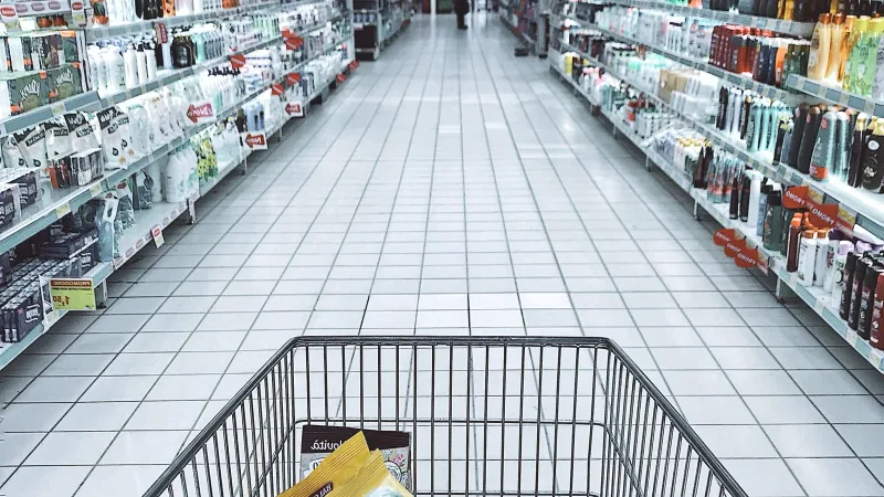 Market rafında temizlik ürünleri
